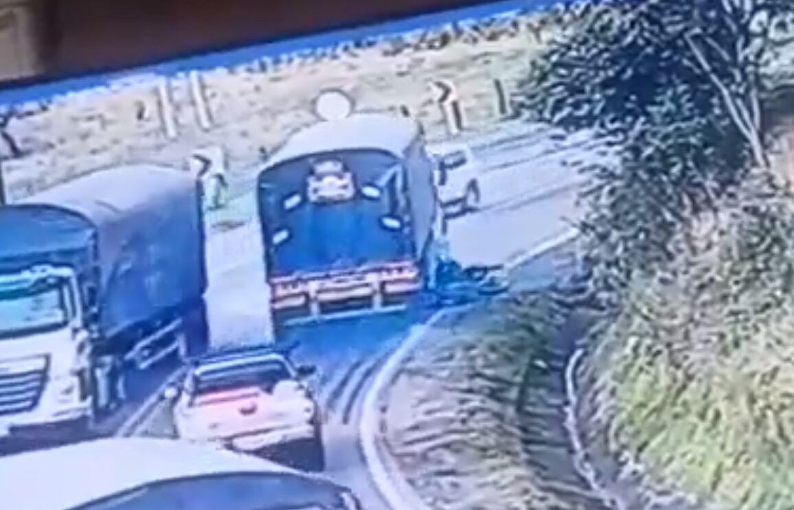 Fueron centímetros los que separaron al motociclista del camión.