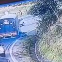 Fueron centímetros los que separaron al motociclista del camión.