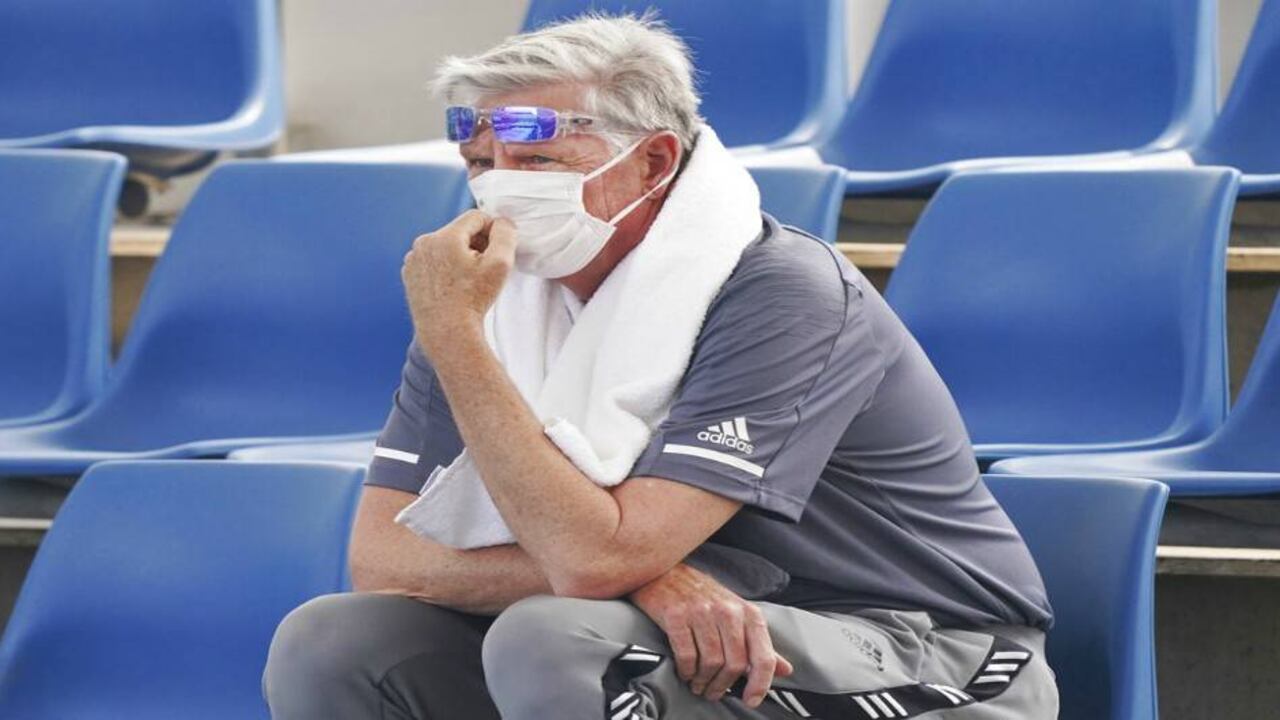 Un espectador usa una máscara mientras el humo envuelve Melbourne durante una sesión de práctica del Abierto de Australia, el martes 14 de enero de 2020. Foto: Michael Dodge/AAP vía AP.