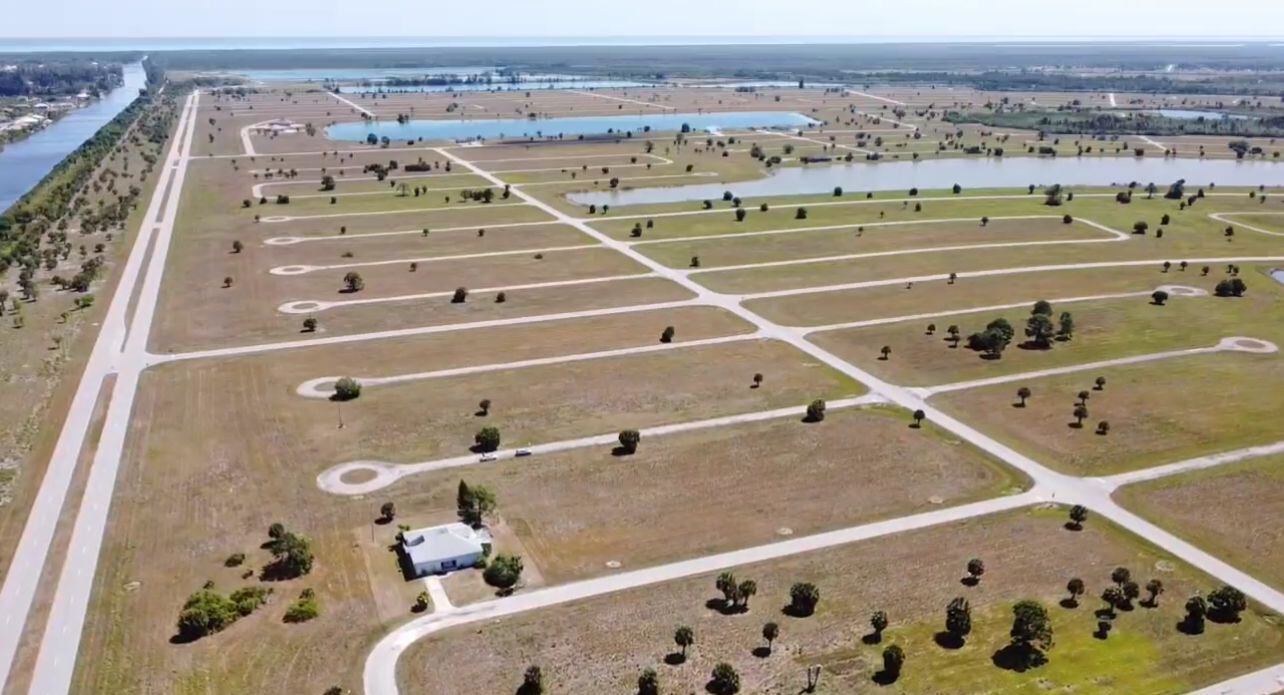 Los terrenos residenciales son planos de superficies de 700 metros cuadrados aproximadamente. Están totalmente desarrollados con caminos pavimentados, agua potable, alcantarillado, cable, internet y electricidad en el área.