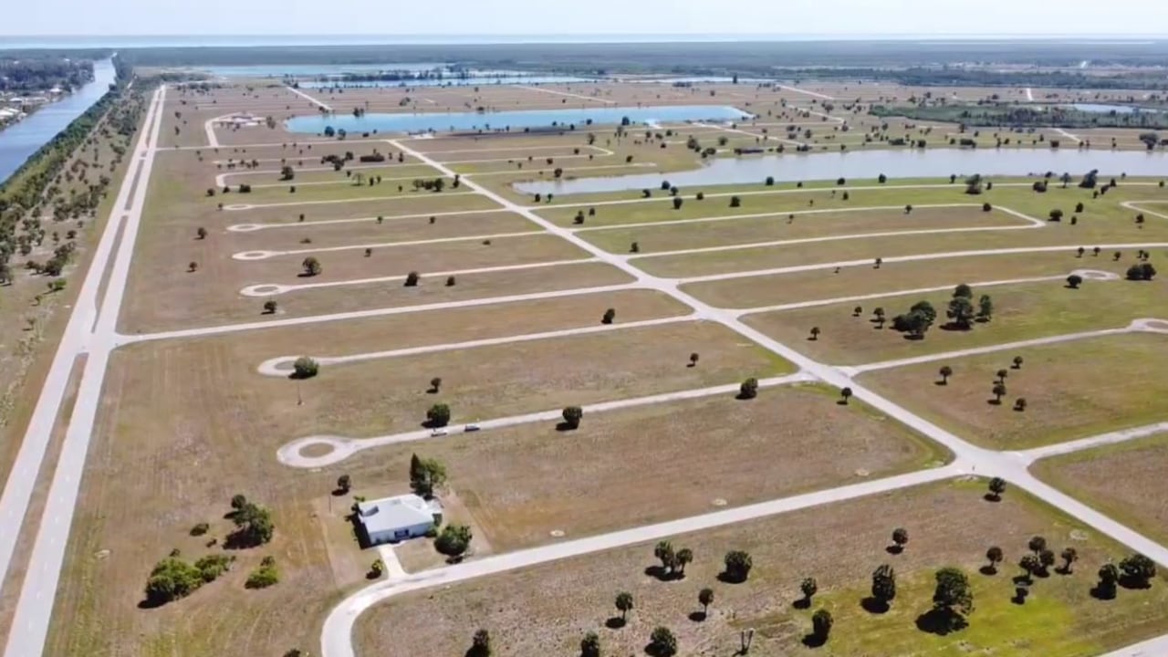 Los terrenos residenciales son planos de superficies de 700 metros cuadrados aproximadamente. Están totalmente desarrollados con caminos pavimentados, agua potable, alcantarillado, cable, internet y electricidad en el área.