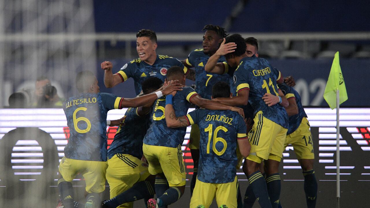 Colombia's Luis Diaz (R unseen) celebrates with teammates after scoring against Brazil during the Conmebol Copa America 2021 football tournament group phase match, at the Nilton Santos Stadium in Rio de Janeiro, Brazil, on June 23, 2021. (Photo by CARL DE SOUZA / AFP)