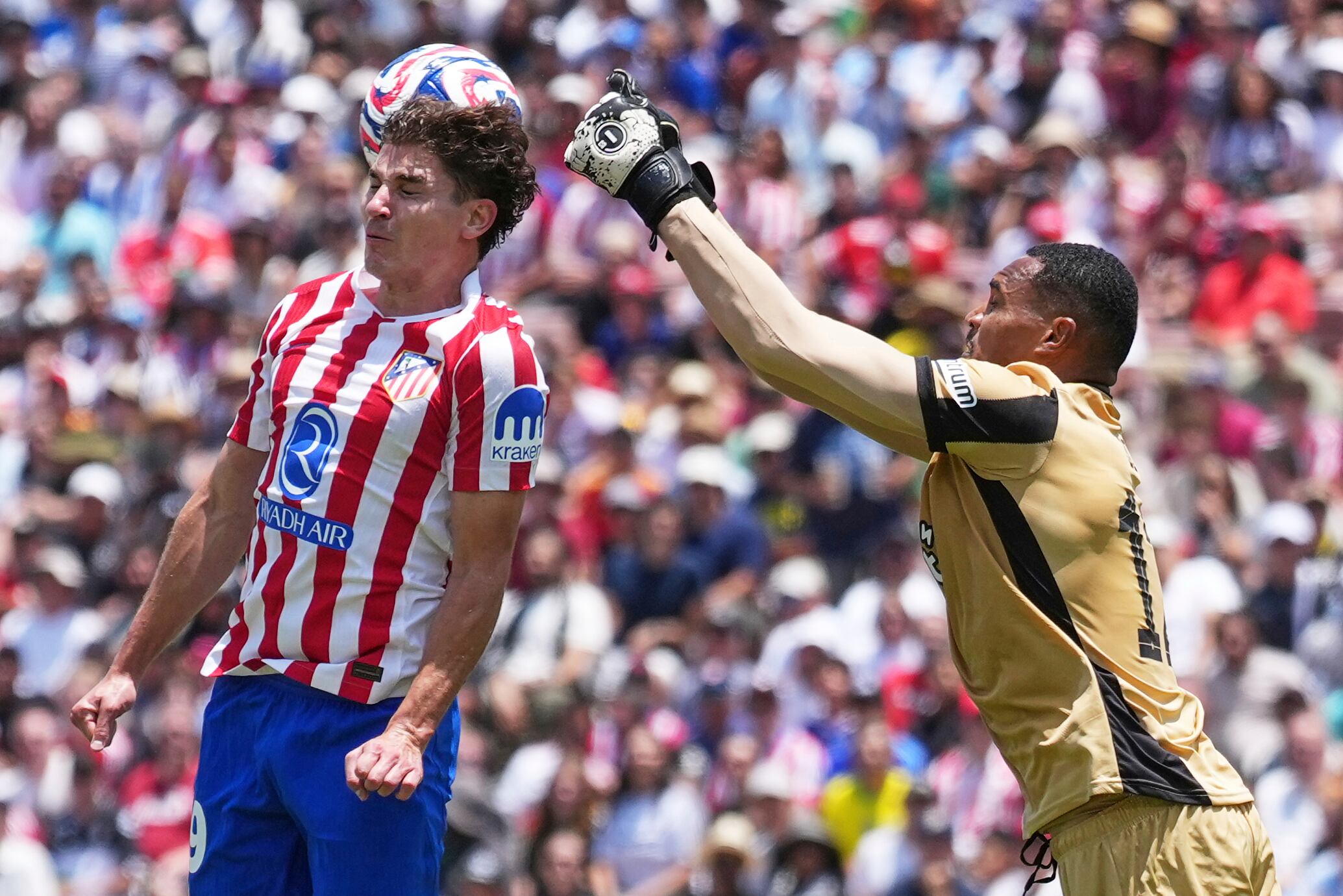 Julián Álvarez lo intentó, pero no pudo encajar el balón al fondo de la portería.