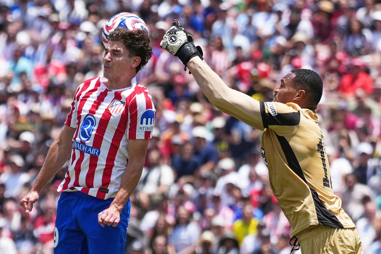 Julián Álvarez lo intentó, pero no pudo encajar el balón al fondo de la portería.