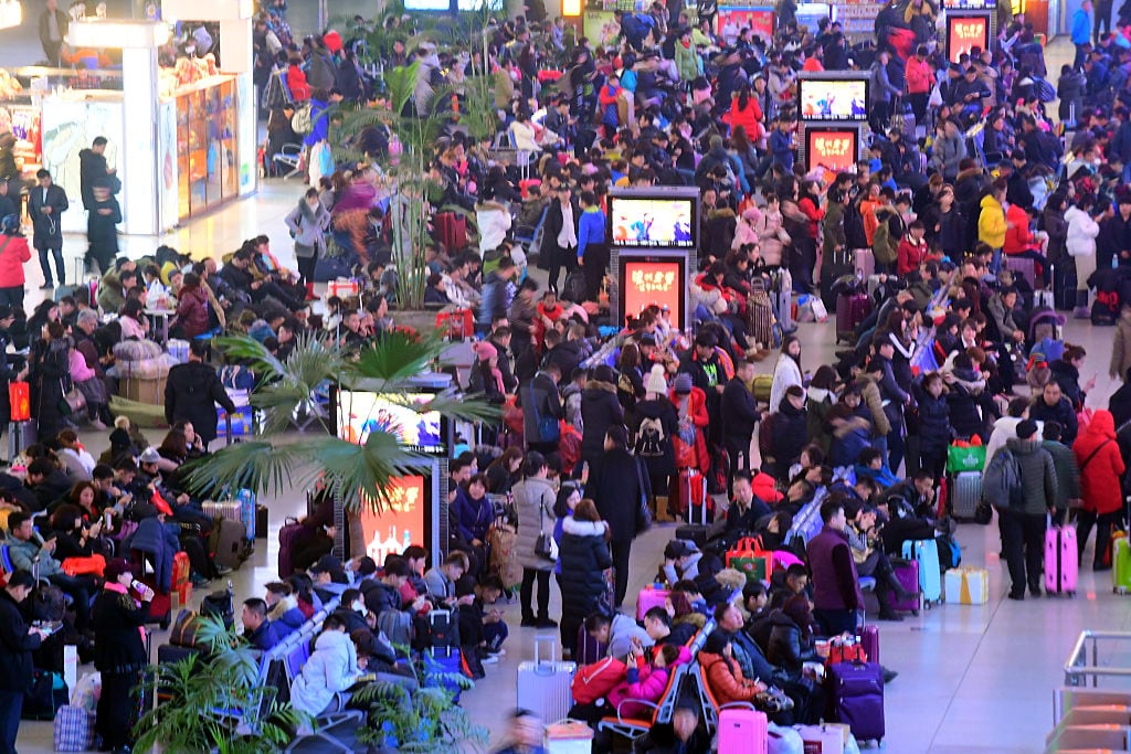 Los pasajeros esperan sus trenes en una sala de espera de la estación de tren norte de Shenyang el 26 de enero de 2017 en Shenyang, provincia de Liaoning, China. El pico de viajes del Festival de Primavera comienza el día antes de Chuxi (víspera del Año Nuevo Lunar) en toda China. (Foto de VCG/Getty Images)