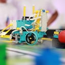 Estos pequeños y jóvenes aprenden bajo las metodologías STEM, por sus siglas en inglés: Ciencia, Tecnología, Ingeniería y Matemáticas, son un enfoque educativo interdisciplinario que integra estas cuatro áreas para resolver problemas del mundo real.