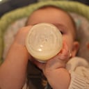 El bebé fue encontrado con signos de intoxicación y alto grado de alicoramiento