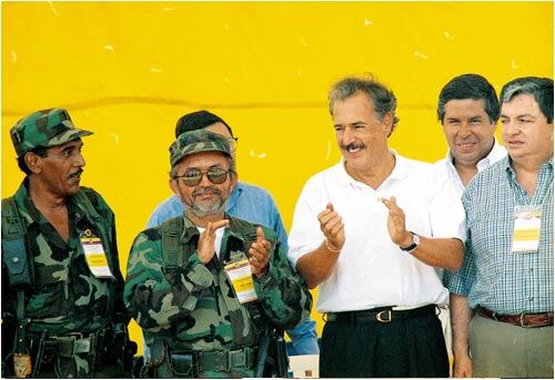 Joaquín Gómez, Raúl Reyes, Andrés Pastrana, Fabio Valencia y Víctor G. Ricardo, durante la instalación de los diálogos de paz en la llamada zona de distensión. 