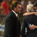 MURCIA, SPAIN - JUNE 07: James Rodriguez of Colombia and Colombia manager Jose Pekerman embrace during the international friendly match between Spain and Colombia at Nueva Condomina Stadium on June 7, 2017 in Murcia, Spain. (Photo by Manuel Queimadelos Alonso/Getty Images)
