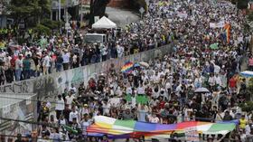 Una marcha sin antecedentes se vive este jueves en la capital paisa. La Alcaldía reporta más de 20 mil manifestantes, aunque los organizadores calculan 50 mil. Foto: Julián Roldán / Medellín.