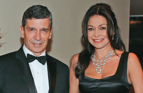 El ministro de Trabajo, Rafael Pardo, y la directora del servicio informativo de Caracol, Diana Calderón.