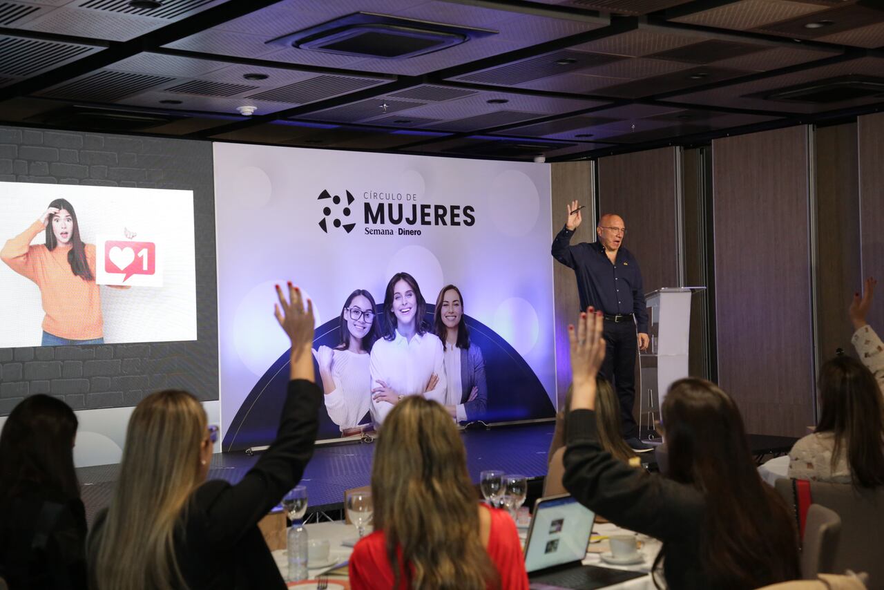 Durante la sesión, Chema también enfatizó la relevancia de las habilidades de comunicación y cómo los líderes deben adaptarse para liderar a través de plataformas digitales.