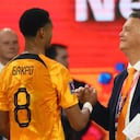 Soccer Football - FIFA World Cup Qatar 2022 - Round of 16 - Netherlands v United States - Khalifa International Stadium, Doha, Qatar - December 3, 2022 Netherlands' Cody Gakpo shakes hands with coach Louis van Gaal as he is substituted off REUTERS/Wolfgang Rattay
