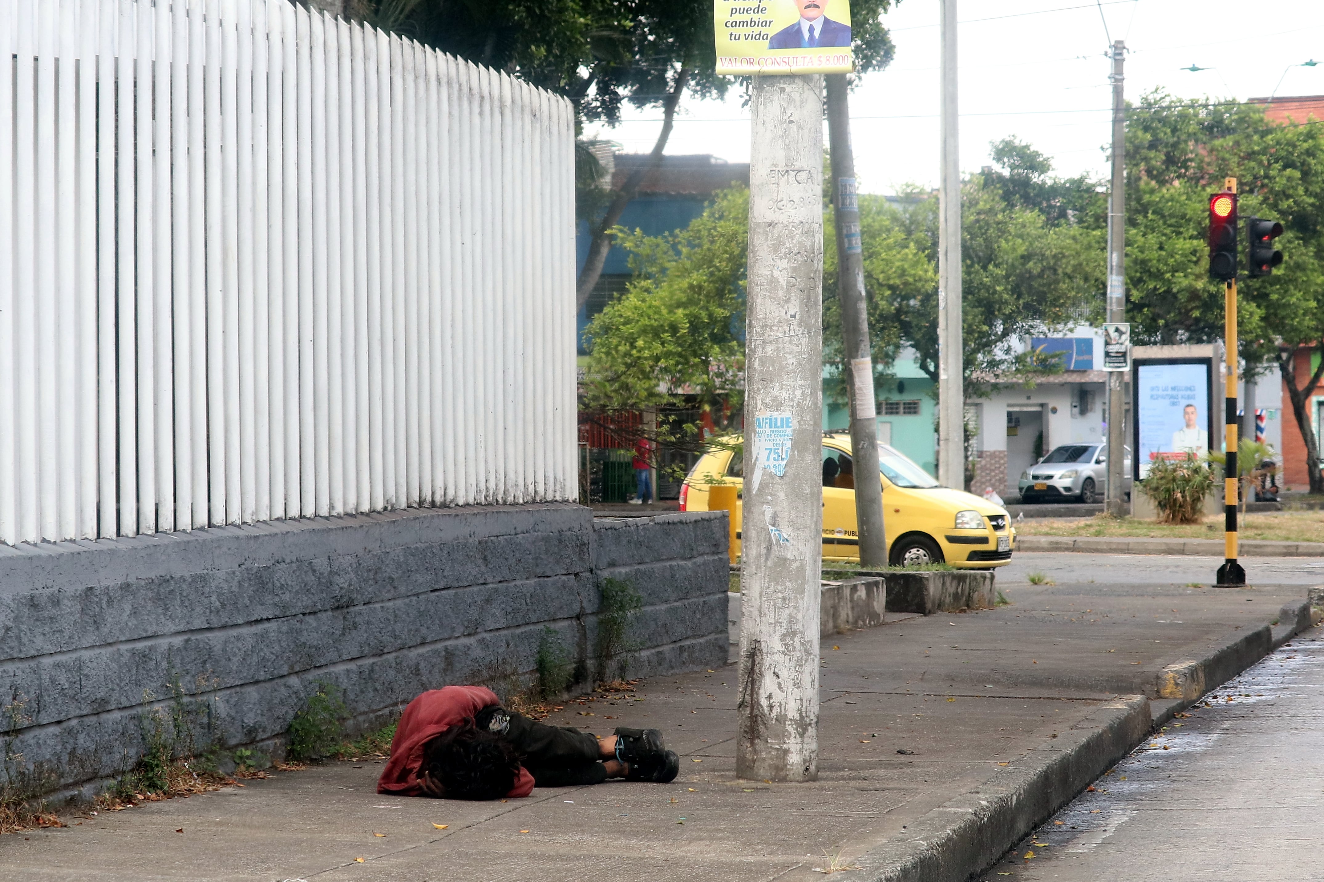 El País denuncia, los vecinos del barrio Bretaña se quejan por la llegada de habitantes de calle a su barrio lo que ha aumentado la inseguridad y las basuras en el sector.