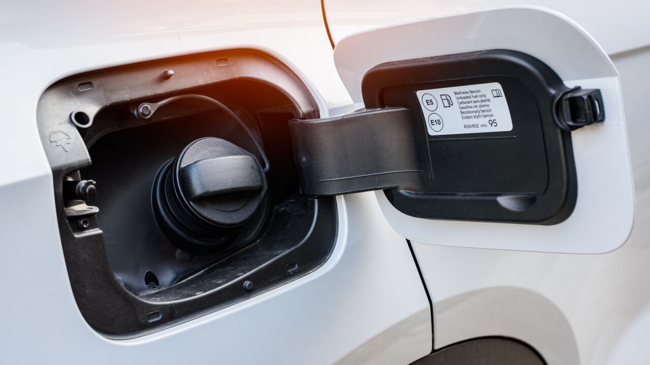 Detrás de la tapa de la gasolina viene una serie de códigos que sirven para dar indicaciones y cuidar el vehículo.