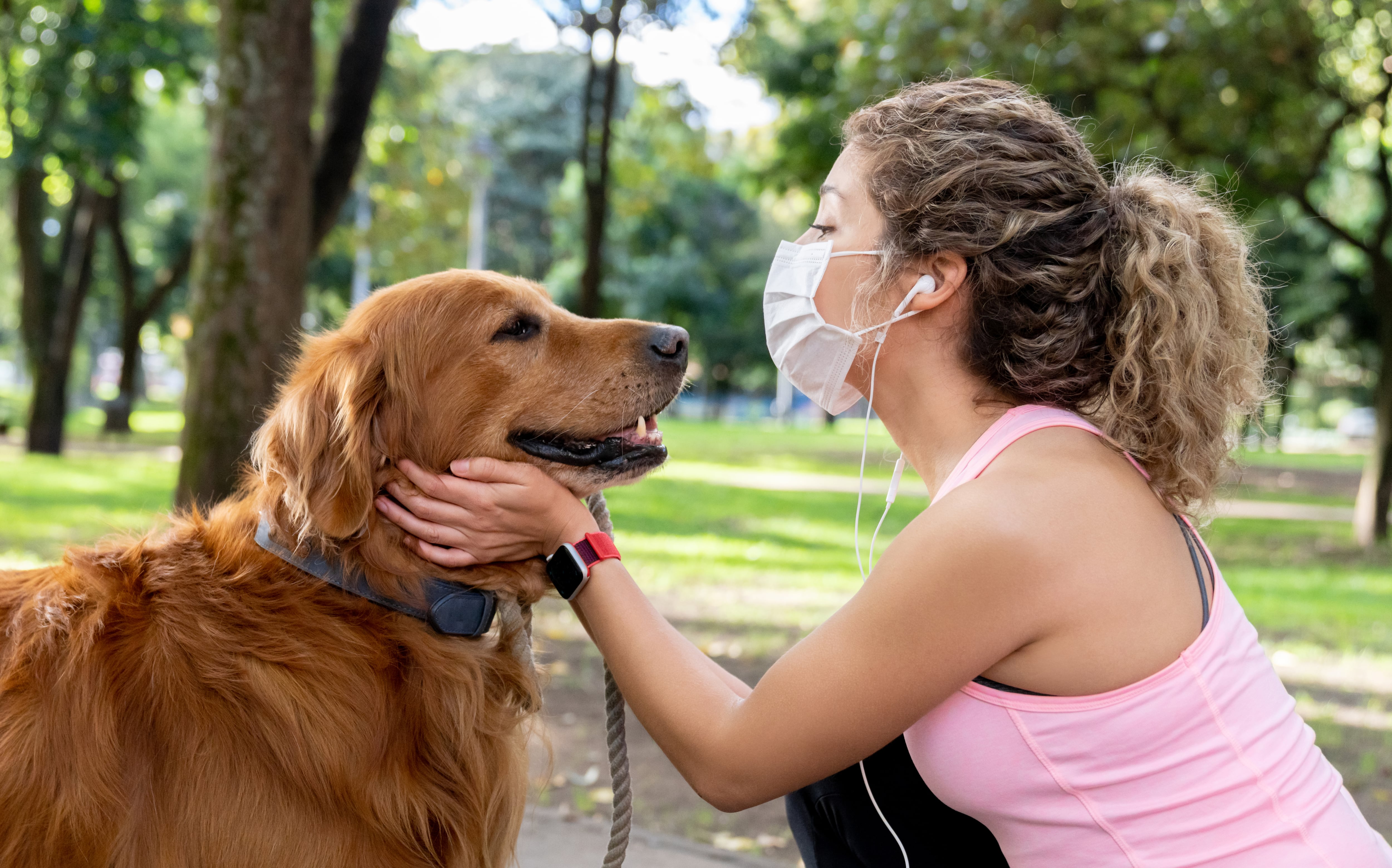 Sin embargo, en Bogotá las excepciones de las medidas restrictivas incluyen el paseo de mascotas por períodos específicos de tiempo, que ha variado de acuerdo al nivel de la emergencia.