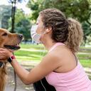 Sin embargo, en Bogotá las excepciones de las medidas restrictivas incluyen el paseo de mascotas por períodos específicos de tiempo, que ha variado de acuerdo al nivel de la emergencia.