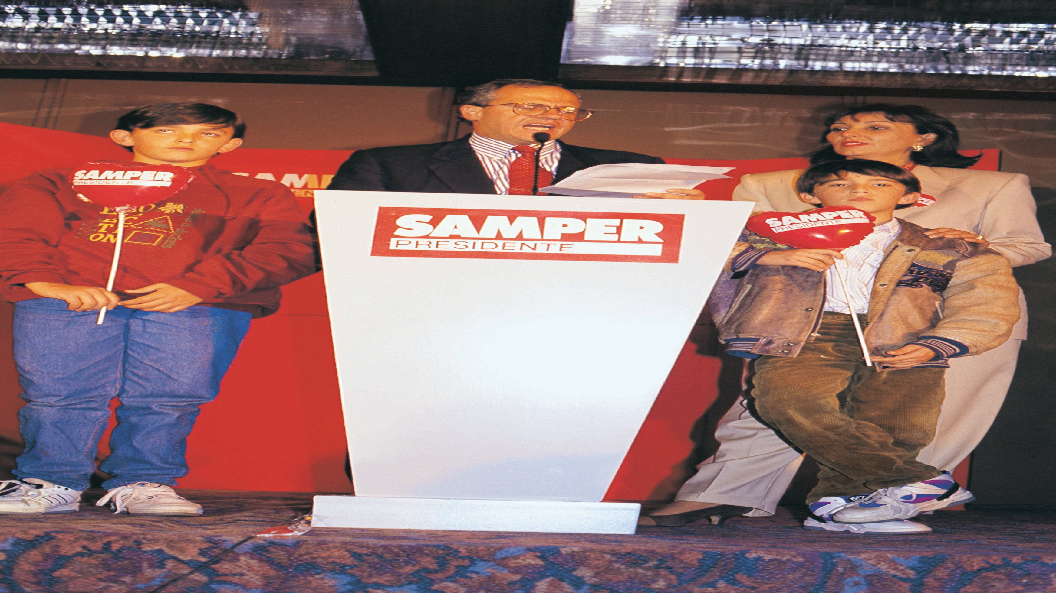 UN SOBREVIVIENTE AL PODER