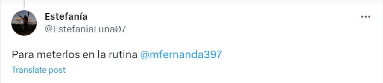 El sujeto se sostenía con sus piernas mientras con sus manos en la cabeza realizaba las abdominales.