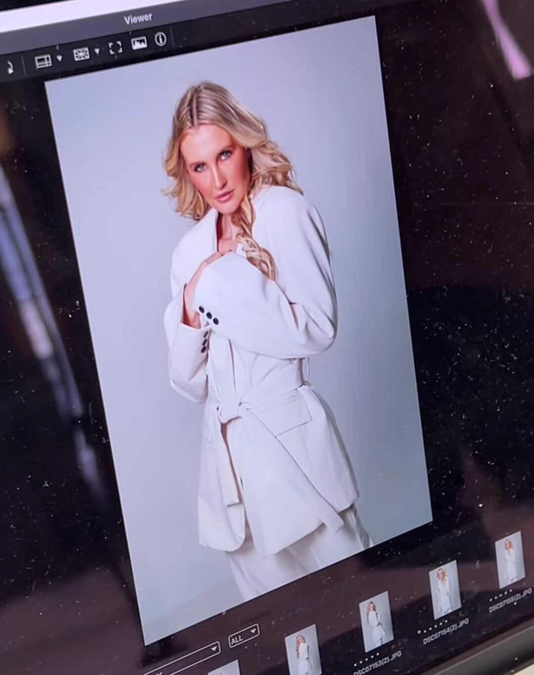 La esposa del futbolista colombiano, quien fue fichado por Millonarios, lució feliz durante su primer día de trabajo. Foto tomada de redes