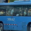 Un bus del sistema MIO viaja repleto durante las horas pico. Foto: Raúl Palacios / El Pais.