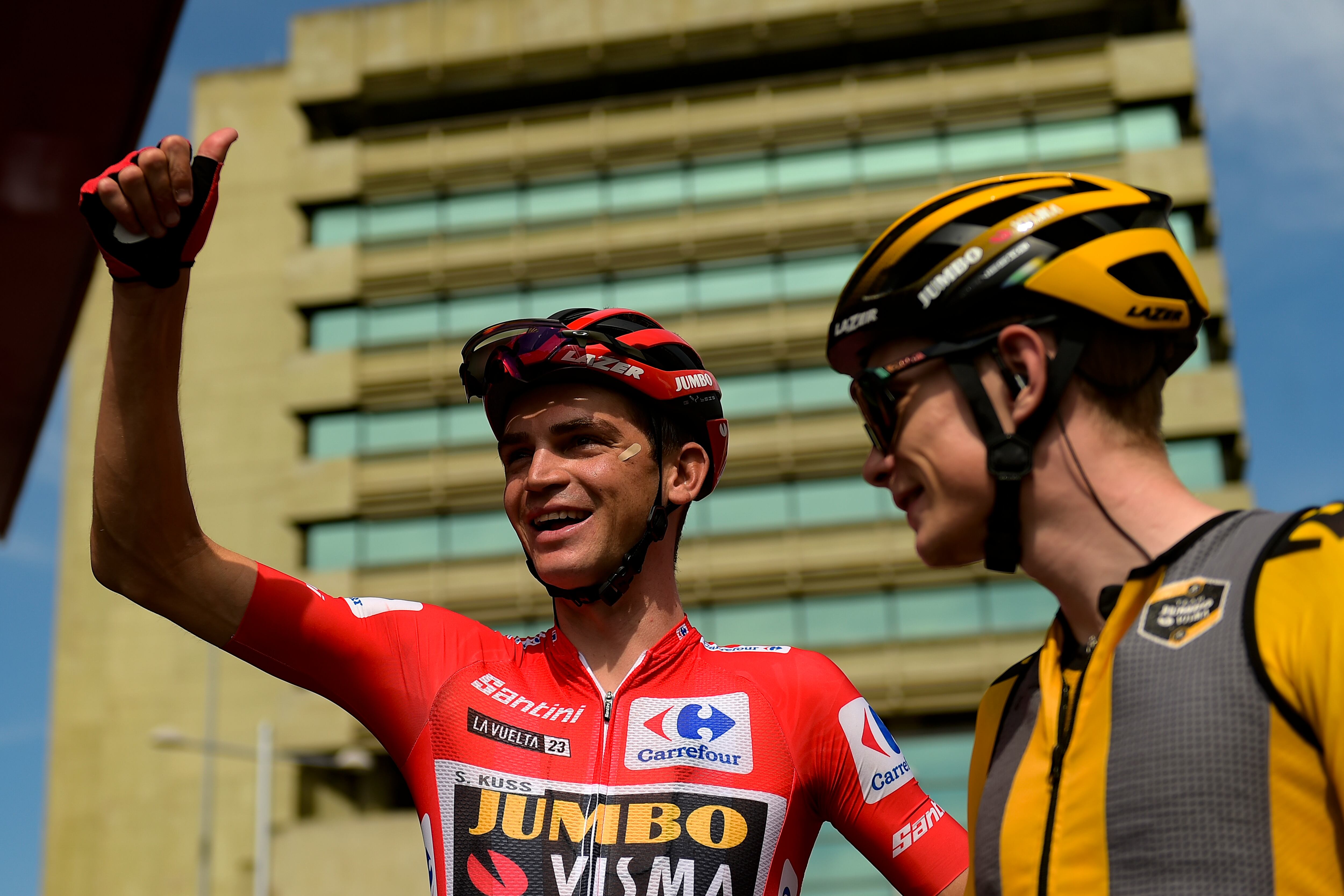 Sepp Kuss (izquierda) y Jonas Vingegaard, ambos del equipo Jumbo-Visma, previo al comienzo de la 13ra etapa de la Vuelta a España, el domingo 10 de septiembre de 2023, en Pamplona. (AP Foto/Álvaro Barrientos)