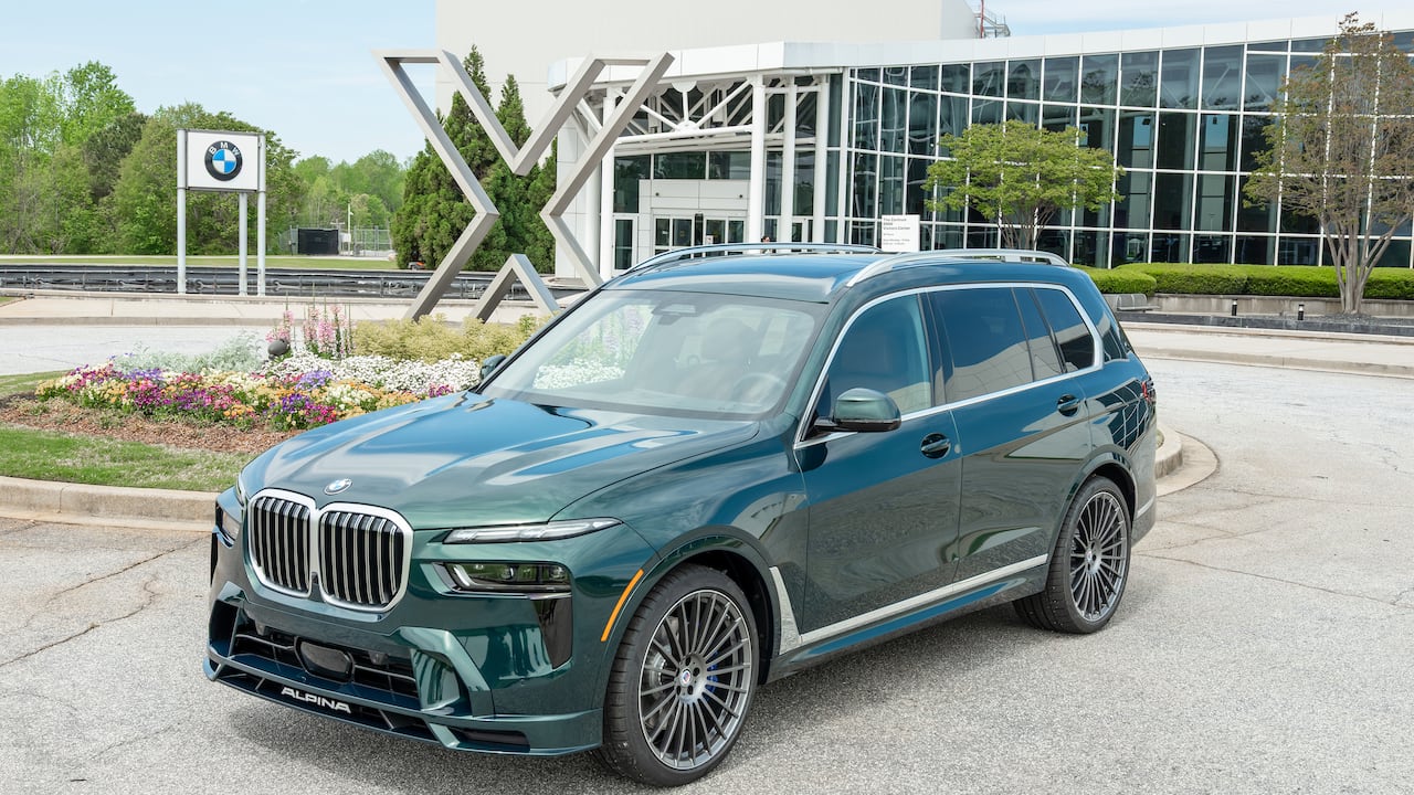 El BMW Alpina XB7 viene equipado con un motor V8 Bi-Turbo de 4.4 litros y 32 válvulas, que produce una potencia de 631 CV