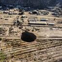 Vista aérea tomada el 1 de agosto de 2022 que muestra el gran agujero que apareció durante el fin de semana cerca del pueblo minero de Tierra Amarilla.