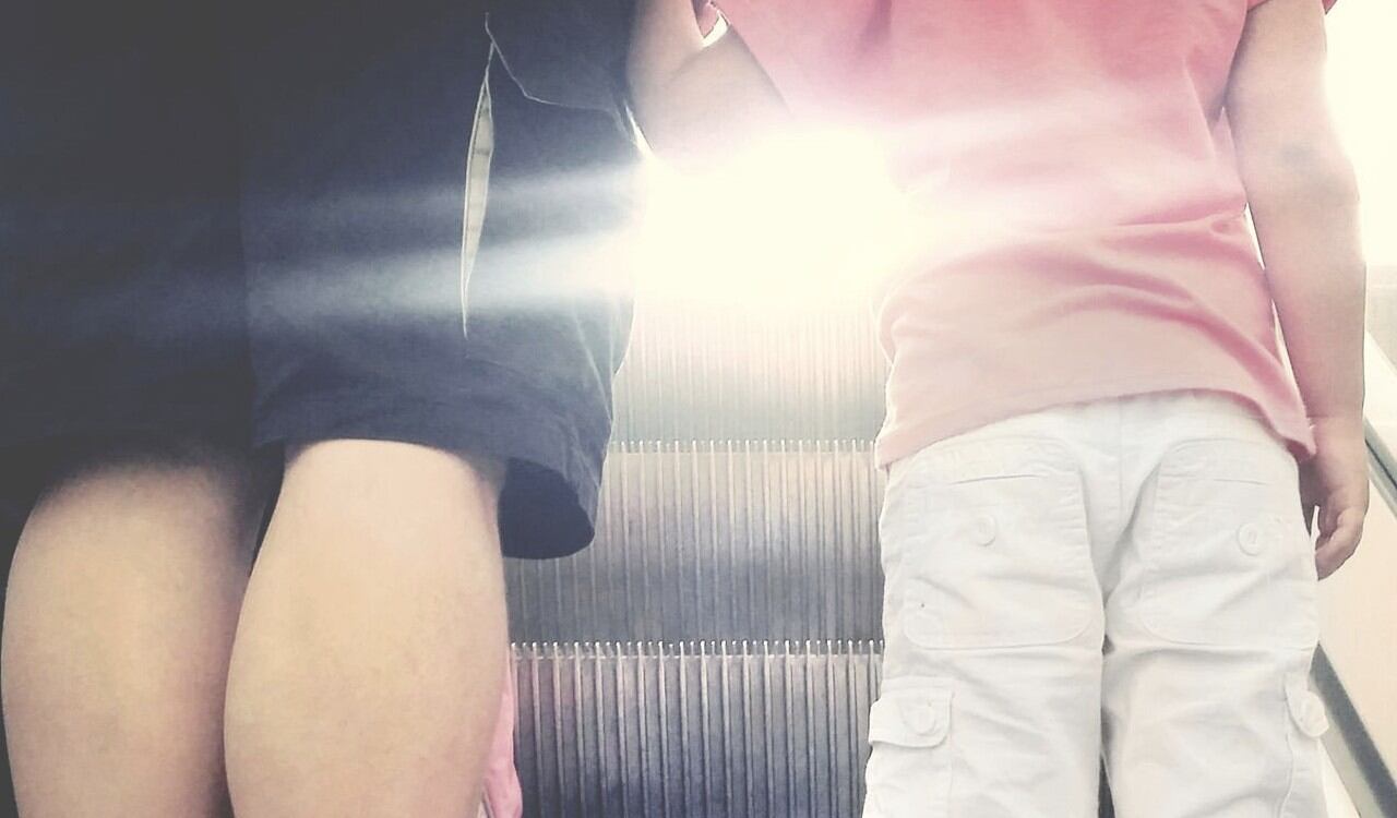 La niña de tan solo dos años de edad, quedó atrapada en una escalera eléctrica de un centro comercial de El Salvador (foto de referencia)