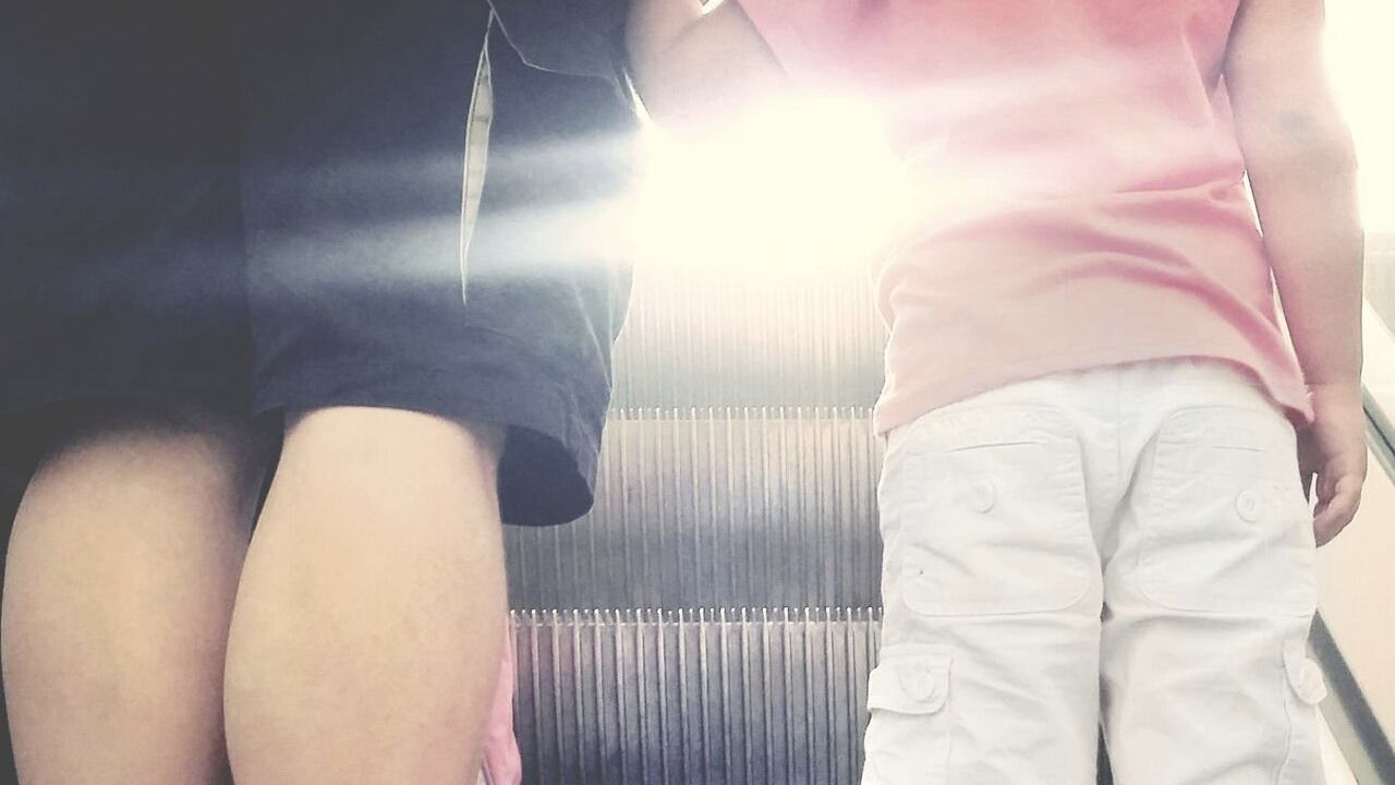 La niña de tan solo dos años de edad, quedó atrapada en una escalera eléctrica de un centro comercial de El Salvador (foto de referencia)