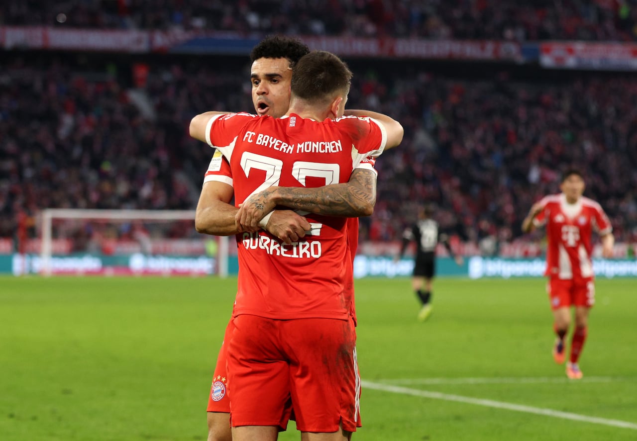 Luis Díaz celebra con Raphael Guerreiro el gol ante el ST. Pauli.