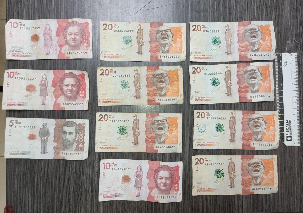 Este fue el dinero que ofreció el conductor a los uniformados