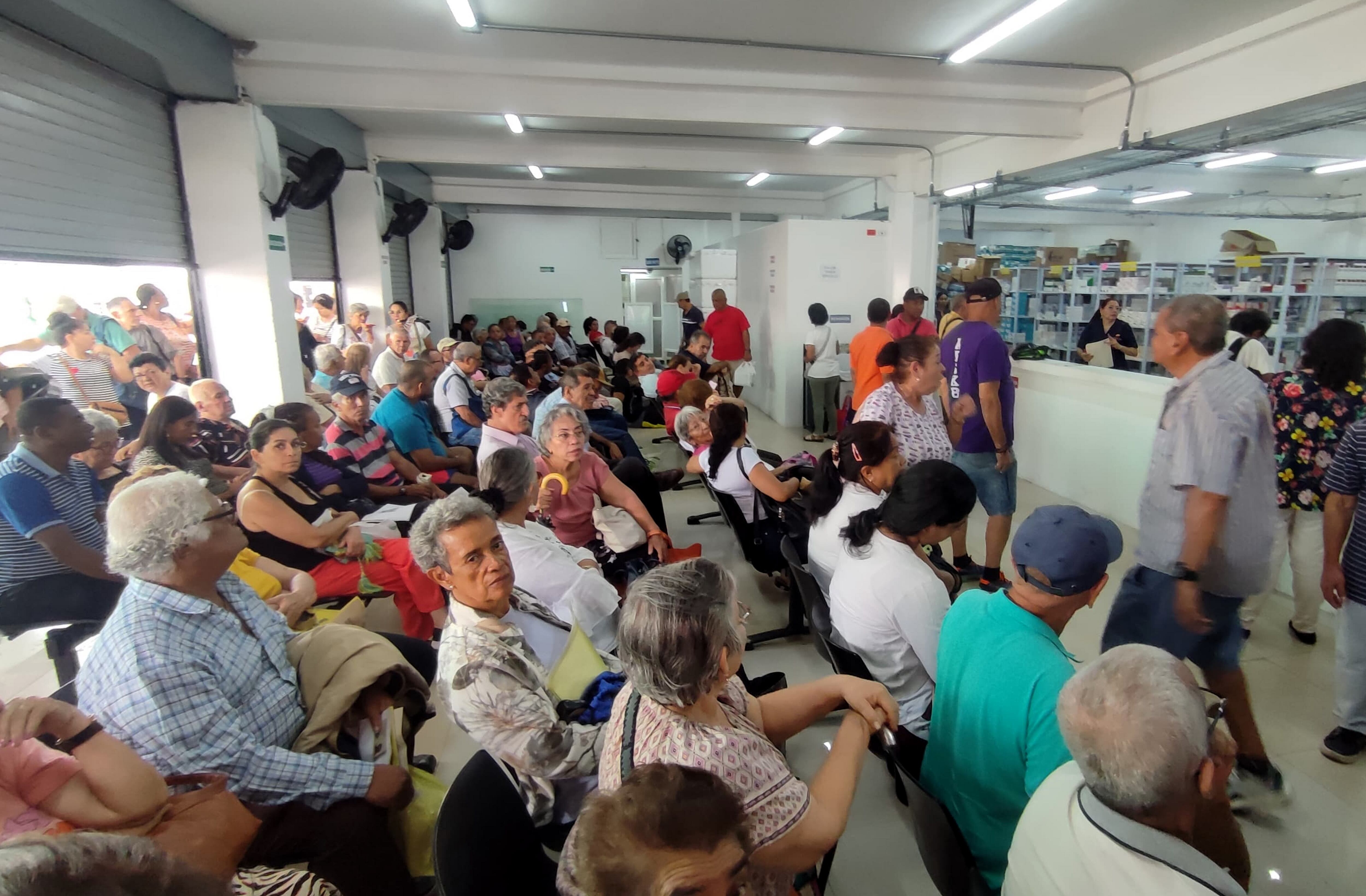 Usuarios de la EPS SOS afectados por el cambio de dispensario a droguerías Ramedicas en Cali. En el barrio Calima la gente pasa la noche esperando por una de las 200 fichas para ser atendidos y reclamar medicamentos.