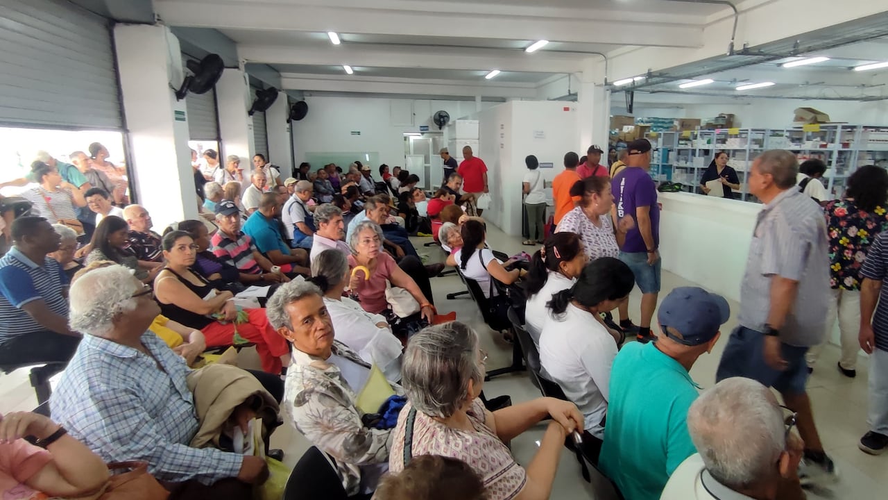 Usuarios de la EPS SOS afectados por el cambio de dispensario a droguerías Ramedicas en Cali. En el barrio Calima la gente pasa la noche esperando por una de las 200 fichas para ser atendidos y reclamar medicamentos.