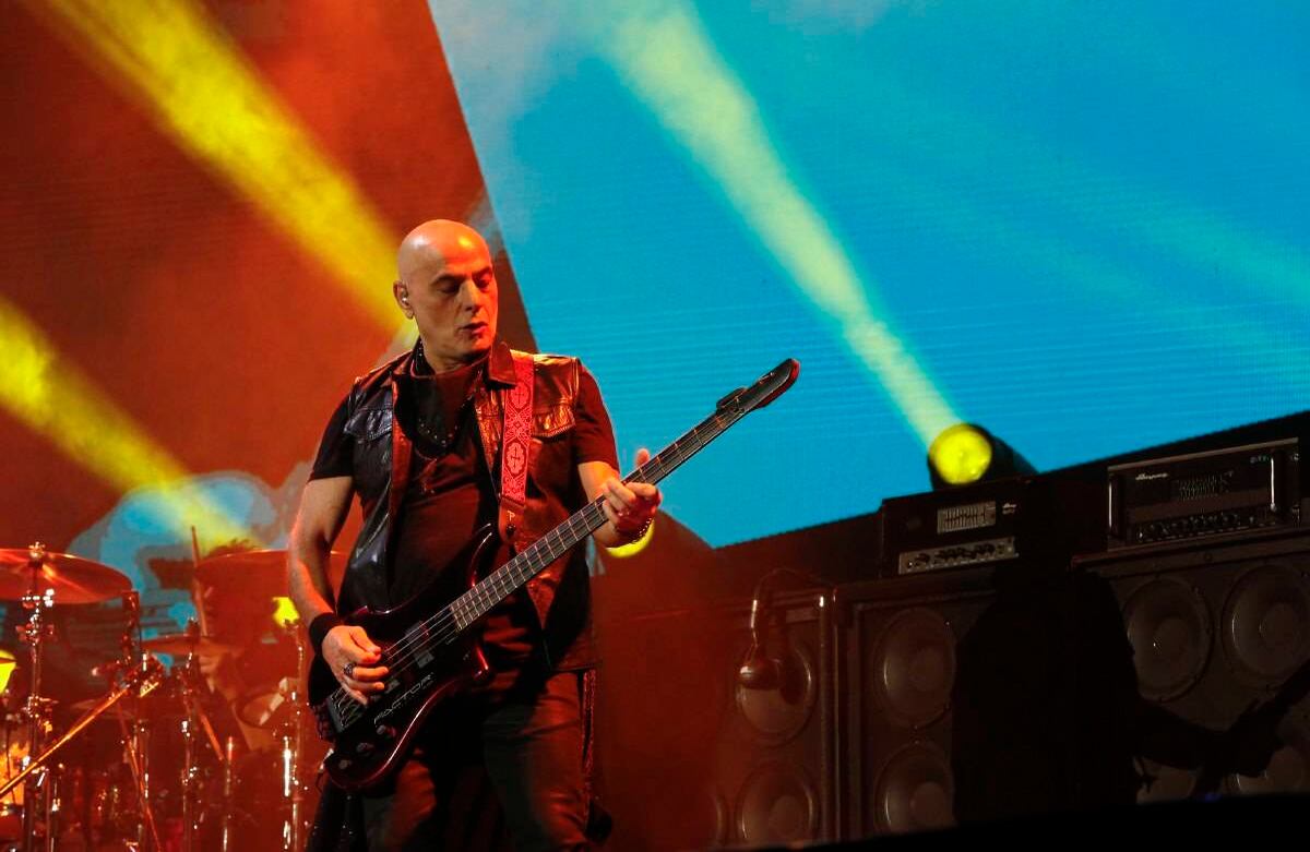 Héctor Pedro Juan Bosio, más conocido como Zeta Bosio, durante el concierto en Bogotá. Foto. Guillermo Torres Reina.