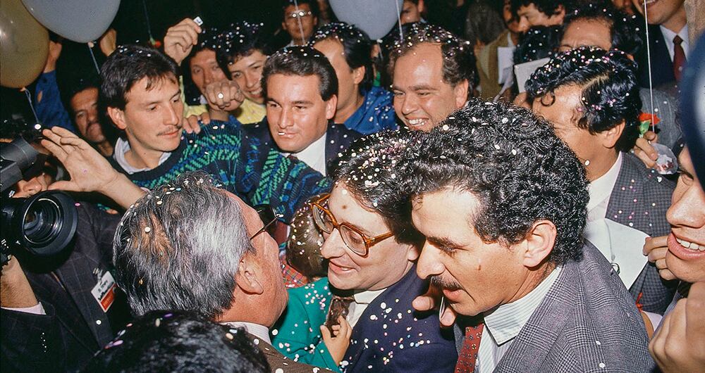  Francisco Santos fue secuestrado por Pablo Escobar en septiembre de 1990. Después de ocho meses de cautiverio, lo liberaron en el occidente de Bogotá. Fue recibido por su familia y amigos.  