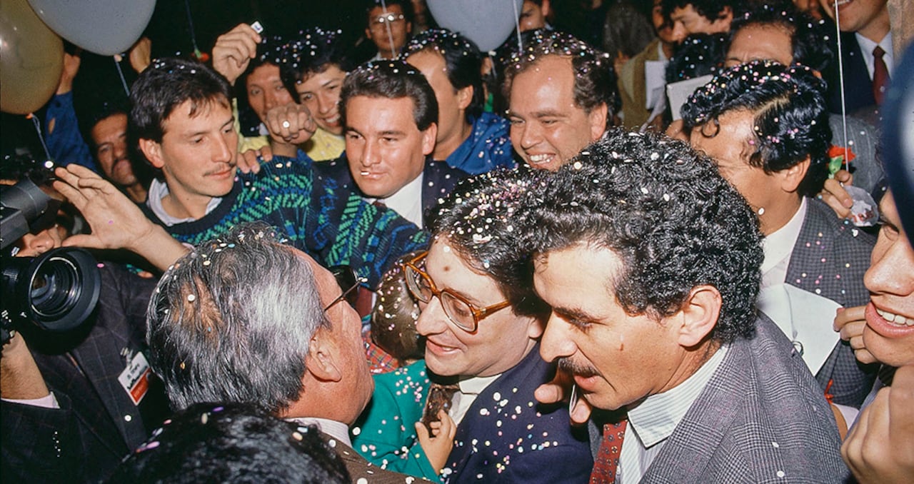 Francisco Santos fue secuestrado por Pablo Escobar en septiembre de 1990. Después de ocho meses de cautiverio, lo liberaron en el occidente de Bogotá. Fue recibido por su familia y amigos.