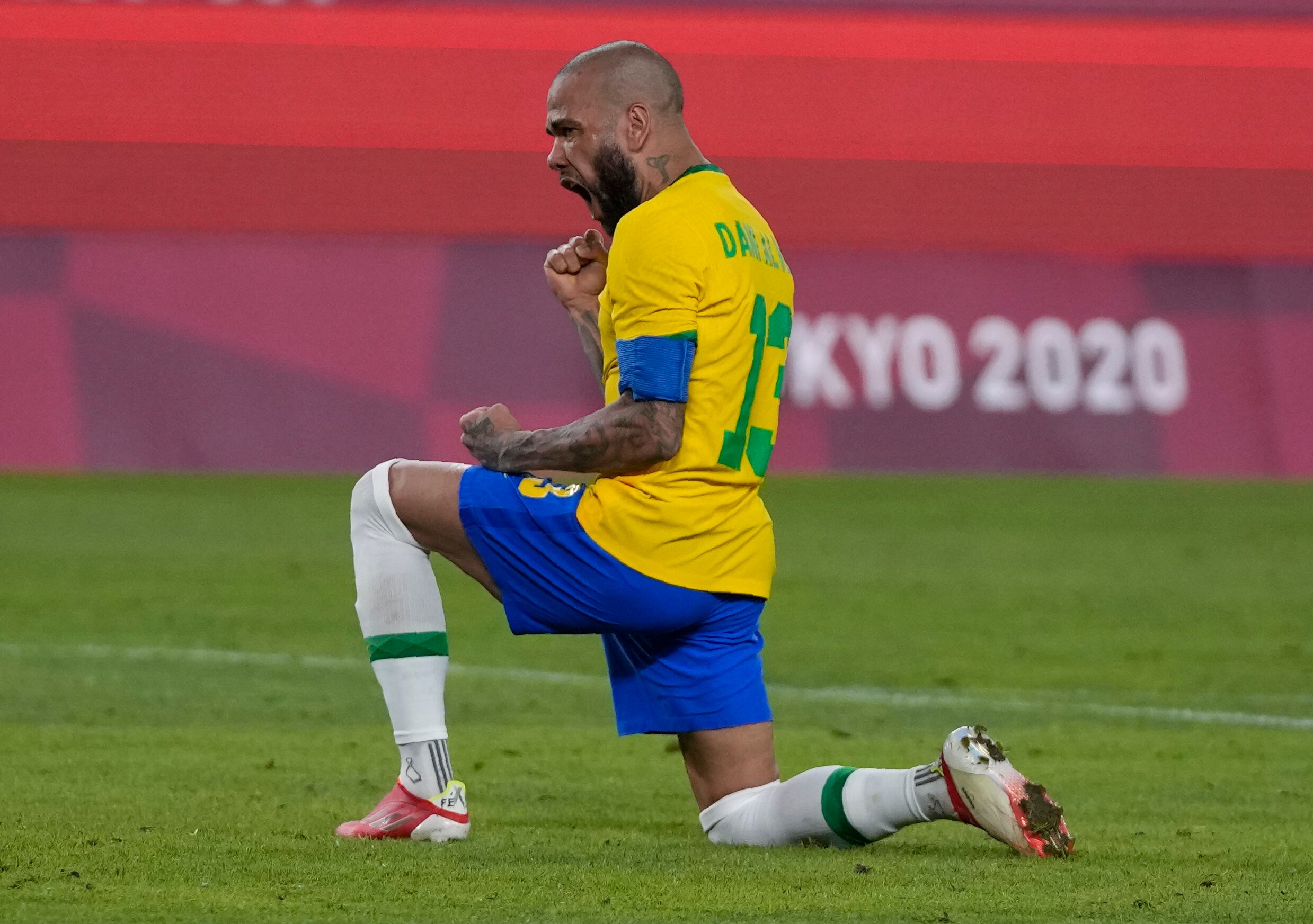 Dani Alves de Brasil celebra tras anotar desde el punto de penal contra México durante un partido por las semifinales del fútbol masculino de los Juegos Olímpicos 2020, en Kashima, Japón, el martes 3 de agosto de 2021. (Foto AP/Fernando Vergara)