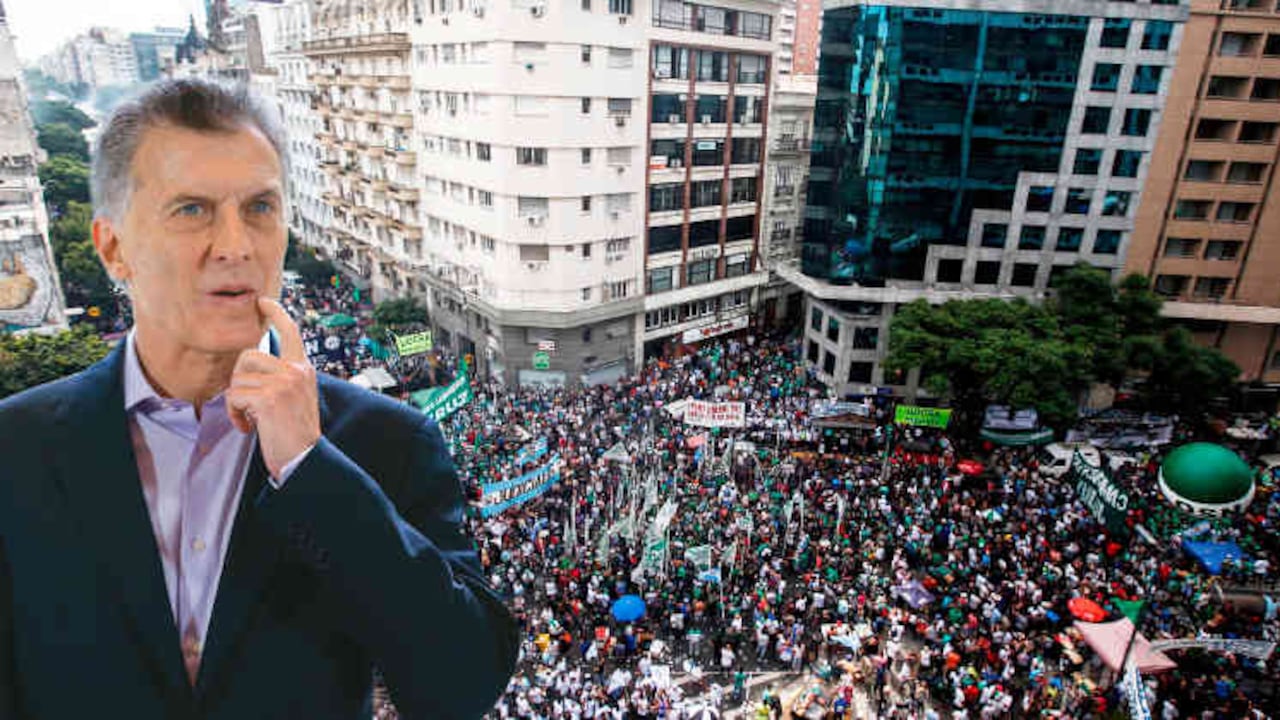 La manifestación del martes unió a varias centrales de trabajadores e hizo colapsar el centro de Buenos Aires. Las denuncias de corrupción acorralan al gobierno.