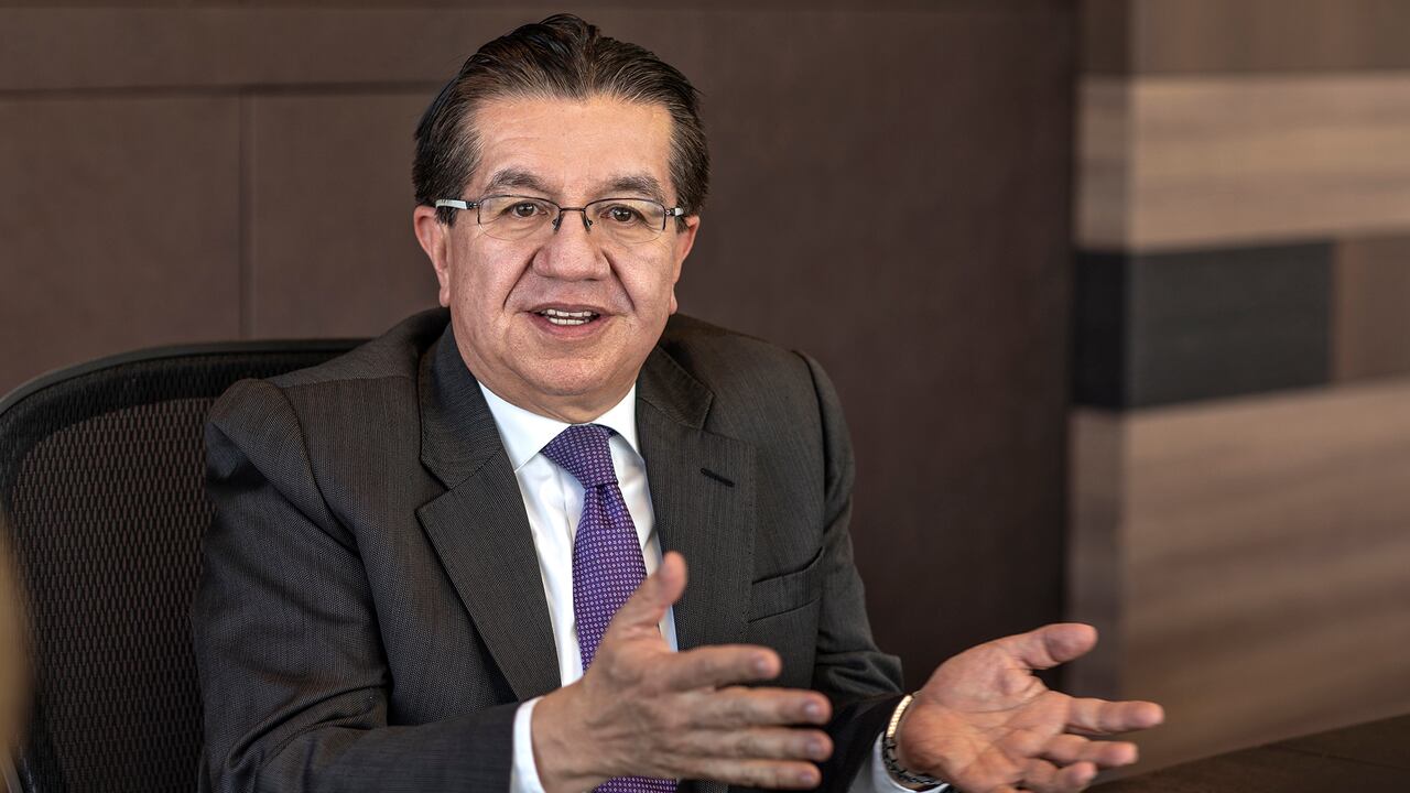 El exministro publicó los datos de efectividad de las vacunas anticovid tres años después de que la pandemia llegara a Colombia.