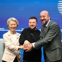 Desde la izquierda, la presidenta de la Comisión Europea, Ursula von der Leyen, el presidente de Ucrania, Volodimir Zelenski, en el centro, y el presidente del Consejo Europeo, Charles Michel, se dan la mano durante una cumbre de la UE en Bruselas el 9 de febrero de 2023.(AP Photo/Olivier Matthys, File)