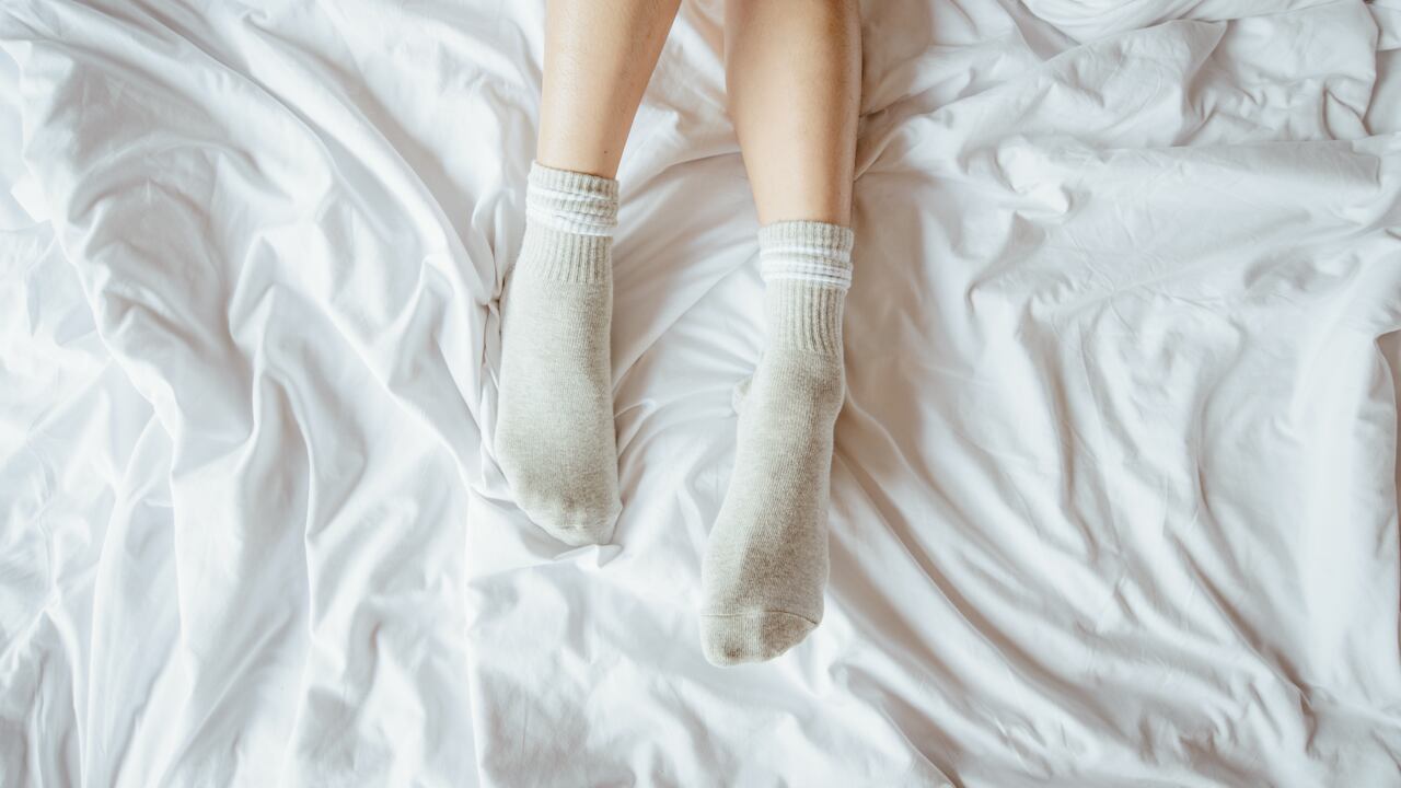 El uso de medias de compresión durante el sueño puede mejorar la circulación sanguínea en las piernas.