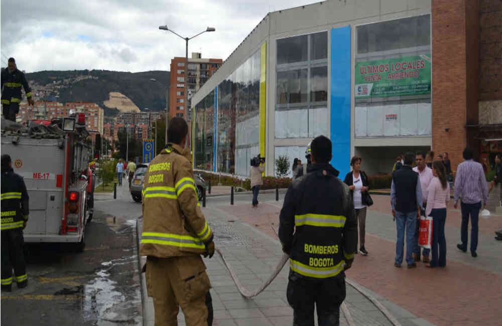 Cerca del mediodía fue evacuado el Centro Comercial Cedritos al norte de Bogotá. Una humareda alertó a las personas que se encontraban en el lugar.