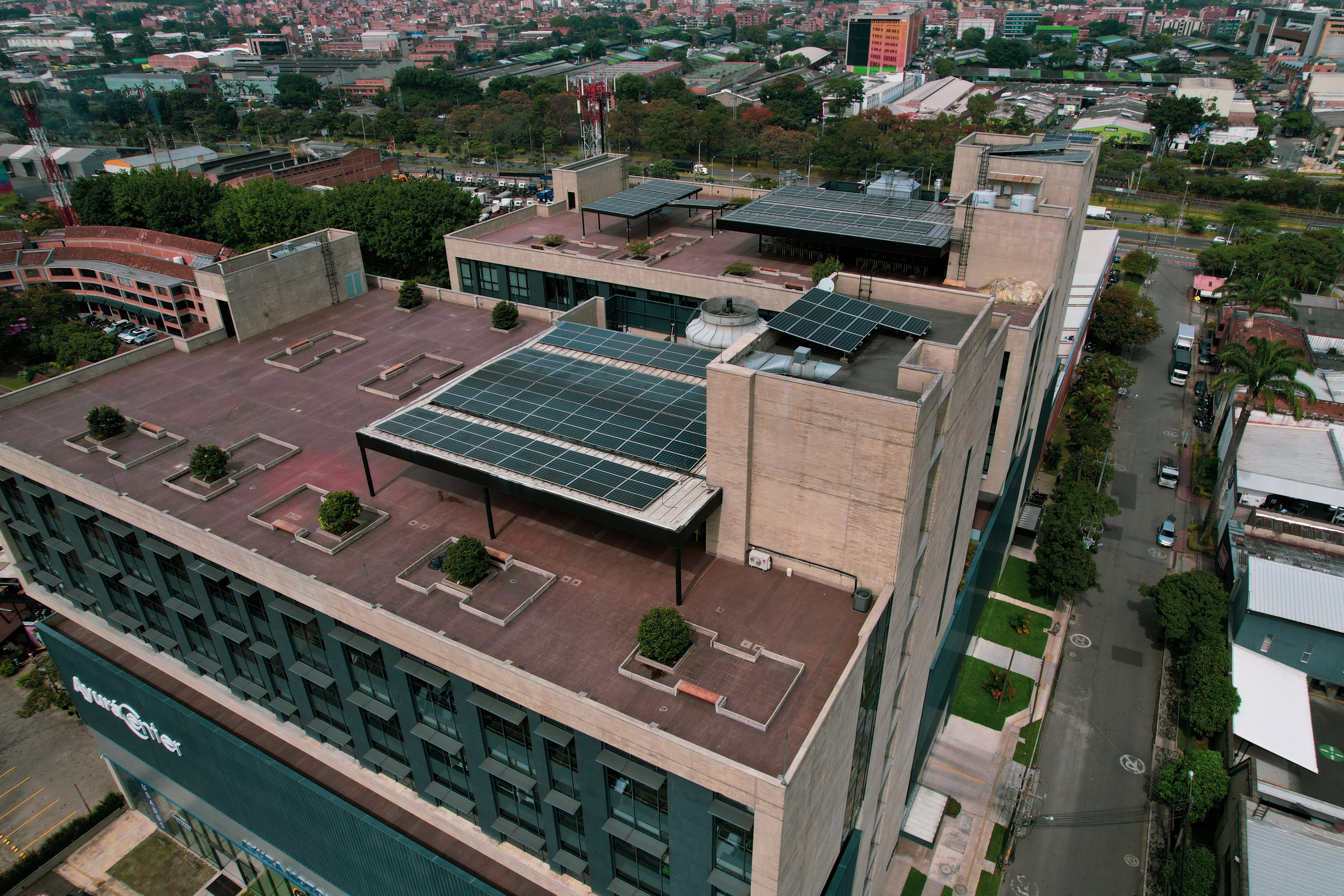 Las placas fotovoltaicas reaccionan a la luz, no al calor. Además, las bajas temperaturas ayudan a mantener la eficacia de los paneles solares durante el invierno