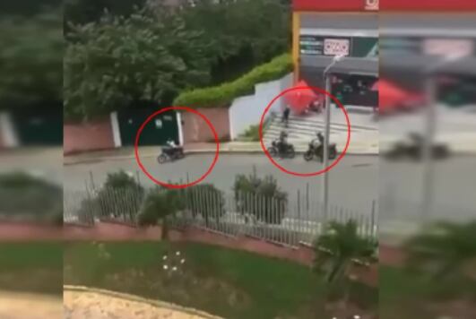 Cinco ladrones en tres motocicletas.