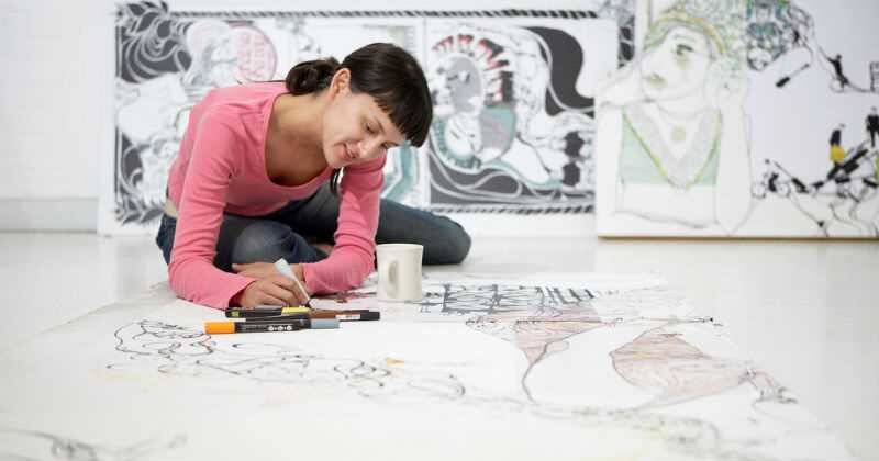 La creatividad surge de abrir la mente a nuevas ideas y experiencias. 