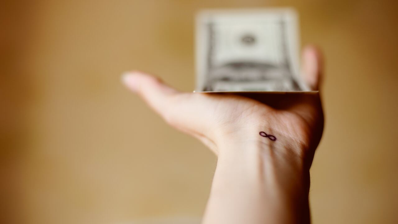 Para los creyentes en la numerología, el número 777 representa más que una simple secuencia numérica; es percibido como un mensaje divino que promete guía y protección durante los desafíos económicos.