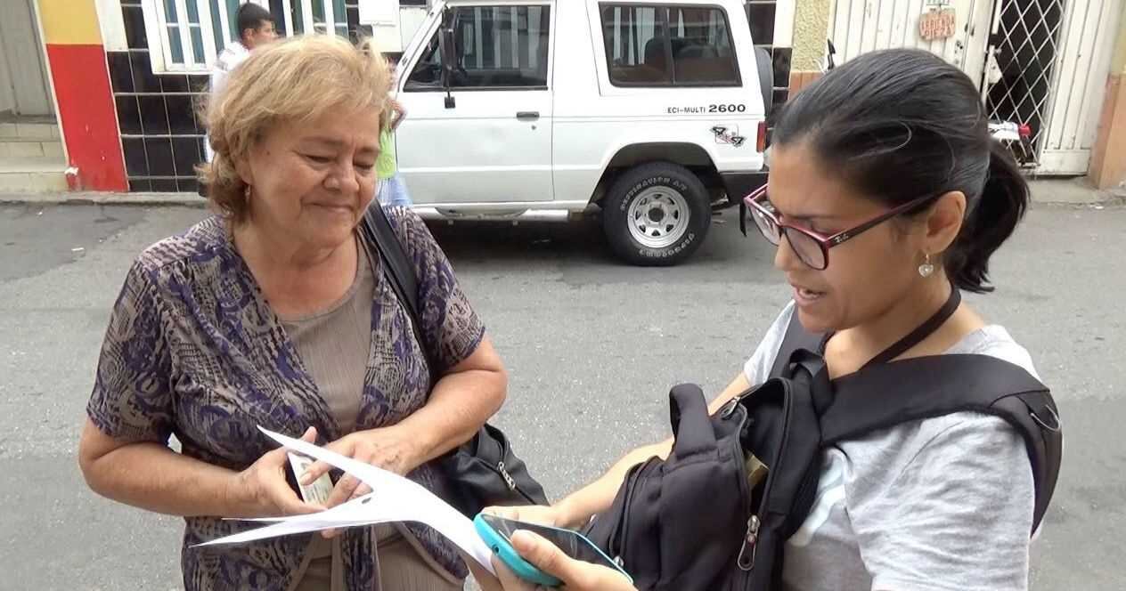 De izquierda a derecha: La exrectora Lucila Inés Gutiérrez y una funcionaria del CTI.