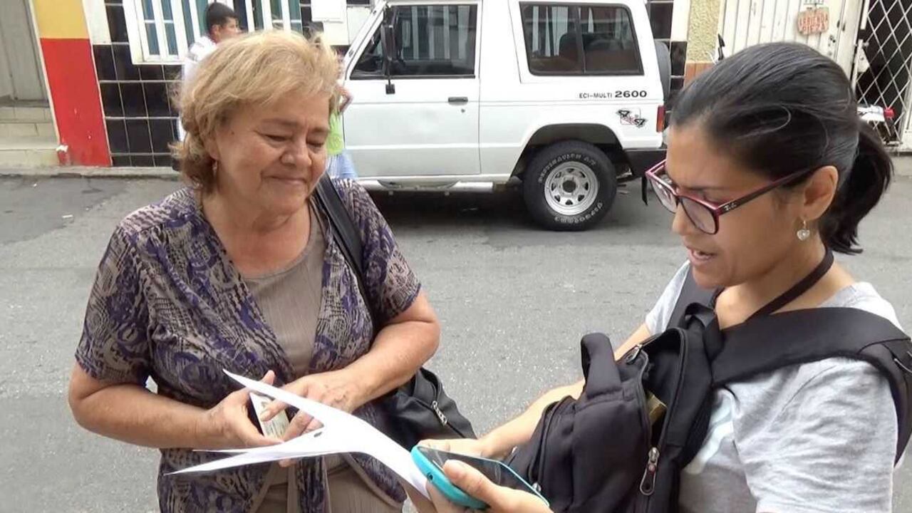 De izquierda a derecha: La exrectora Lucila Inés Gutiérrez y una funcionaria del CTI