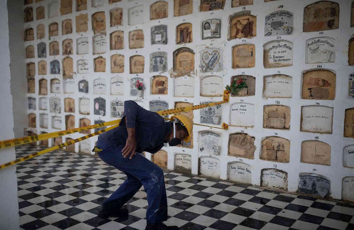 Gracias a los contenedores, los cementerios distritales de la capital garantizan su servicio para el almacenamiento y conservación de los cuerpos bajo estrictas condiciones sanitarias. Foto: Esteban Vega/SEMANA